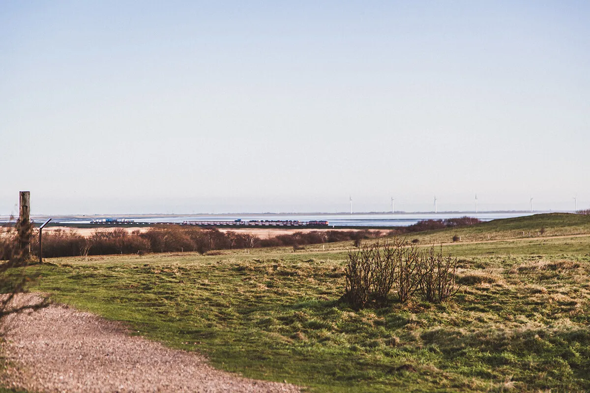 Blick auf den Hindenburgdamm am Morsum Kliff Autozug