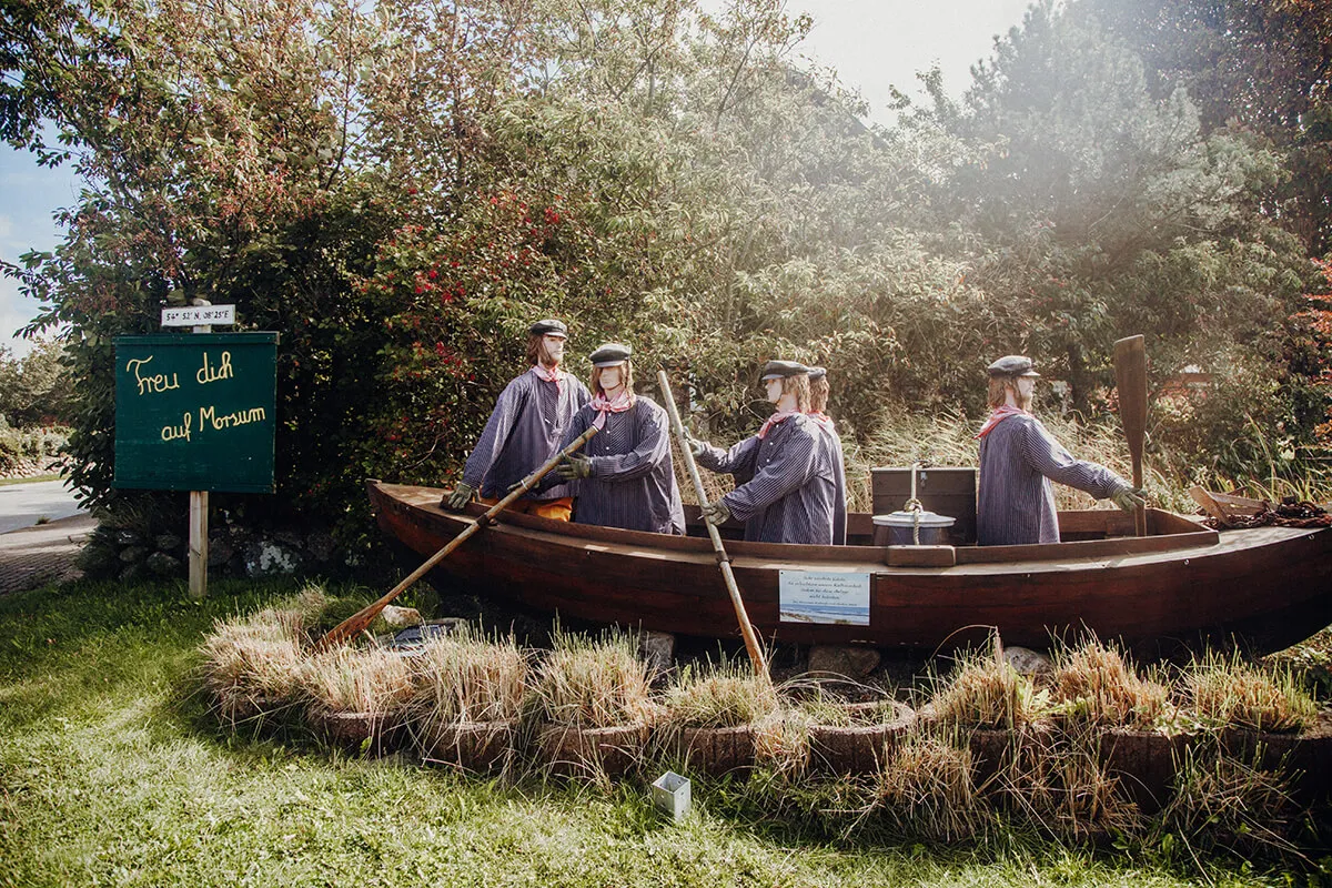 Eisbootfahrer am Ortseingang von Morsum