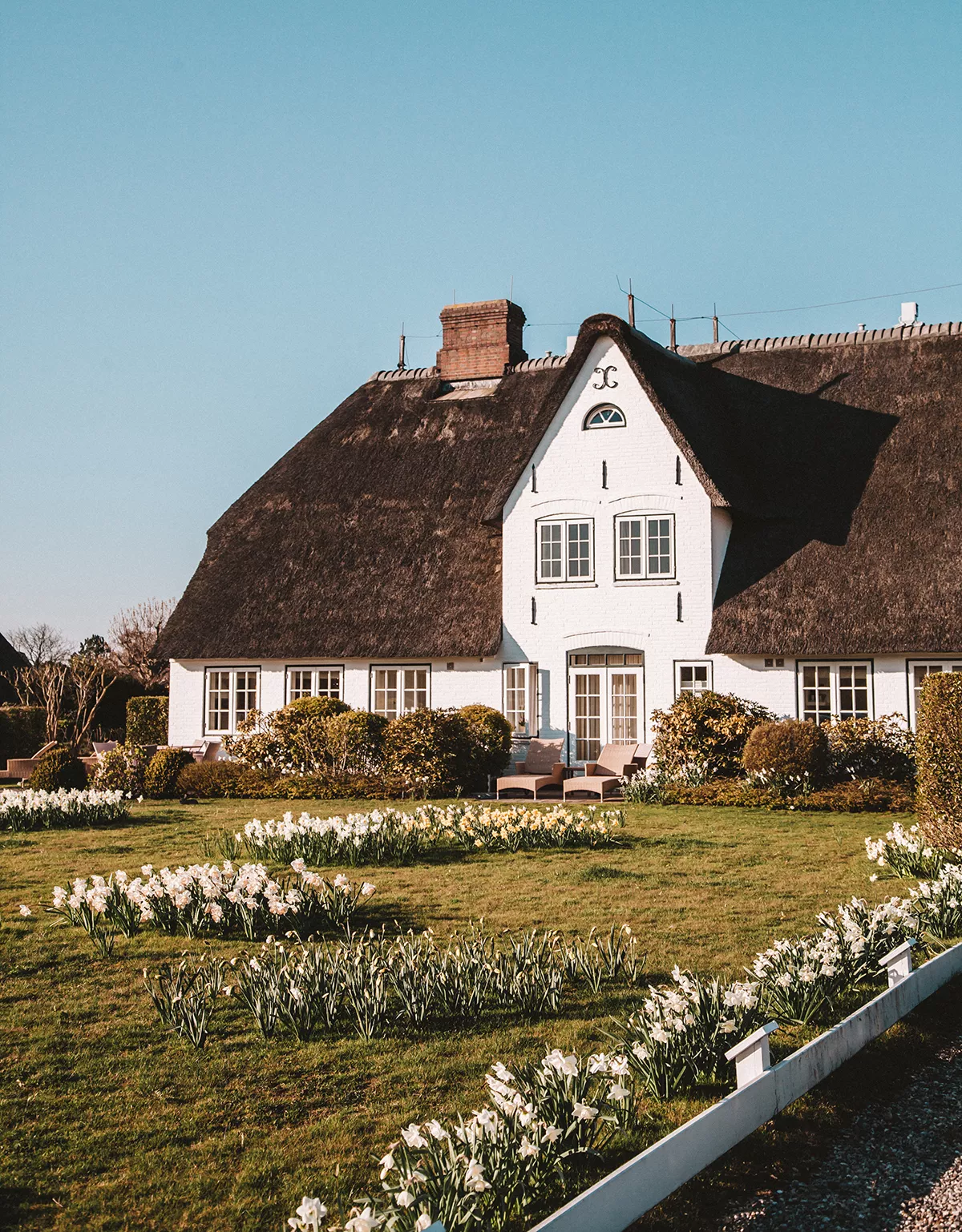 Benen-Diken-Hof Keitum Sylt: Hotel, Restaurant, Spa: Frühjahr Aussenansicht Narzissen Ostern