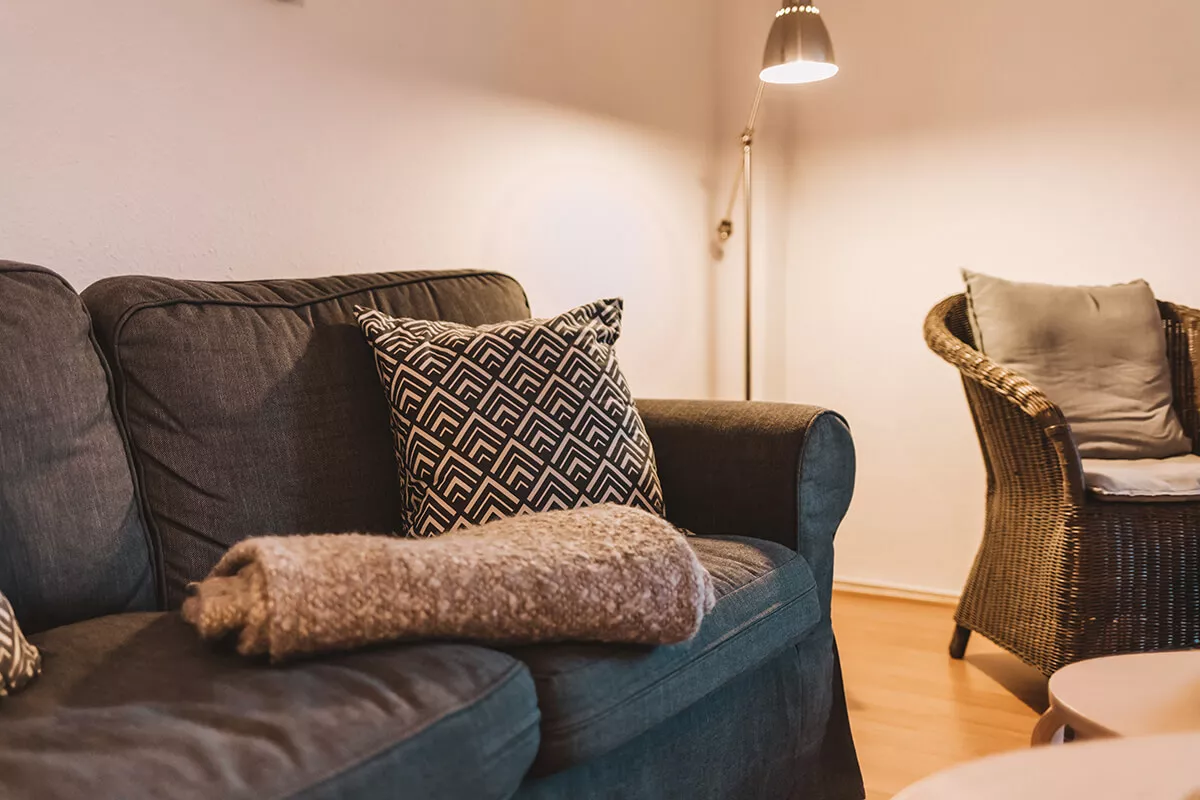 Apartment No 2 Alter: Wohnzimmer, Sofaecke mit Lampe im Hintergrund