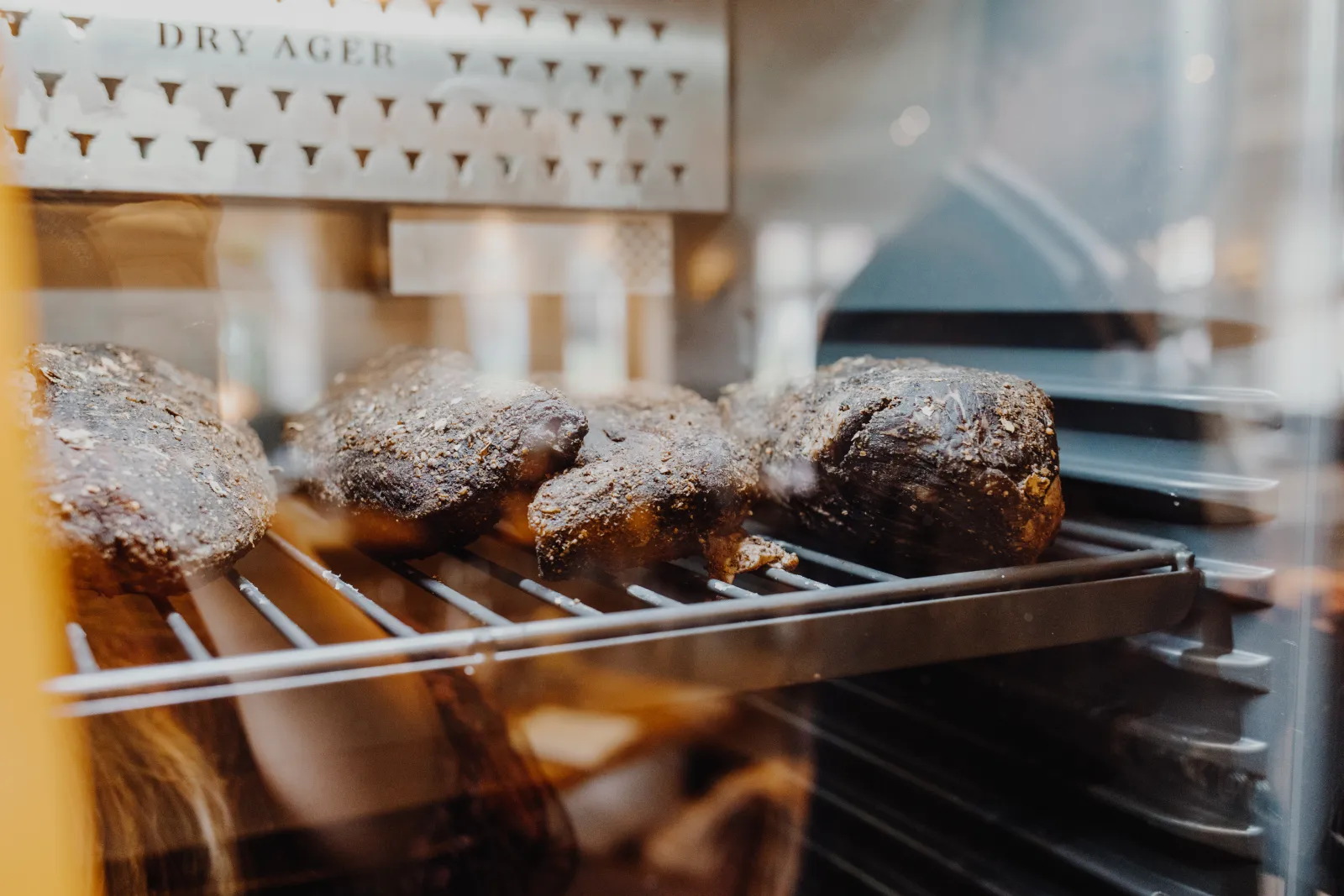 Fleisch im Dry Ager Schrank