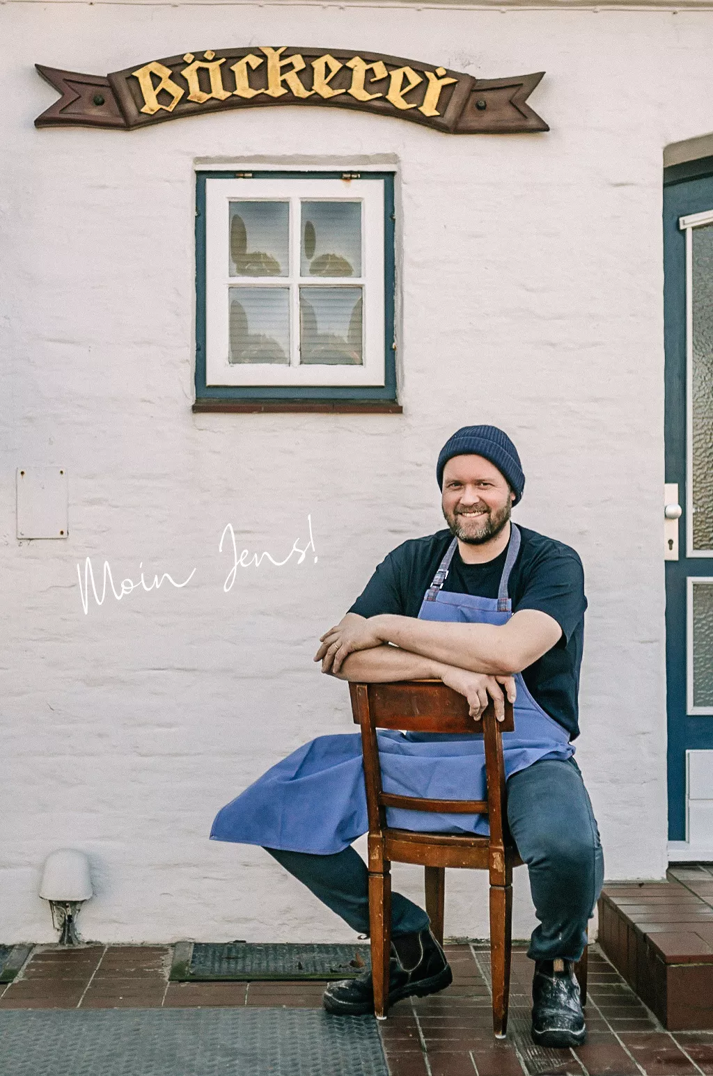 Jens Lund auf Stuhl vor seinem Geschäft