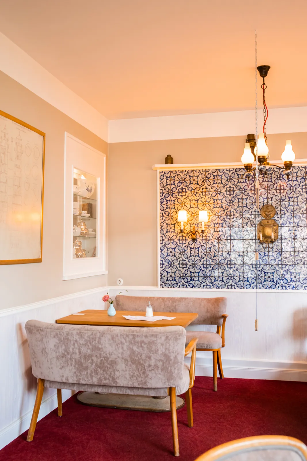 Sitzecke im Café Lund mit Delfter Fliesen