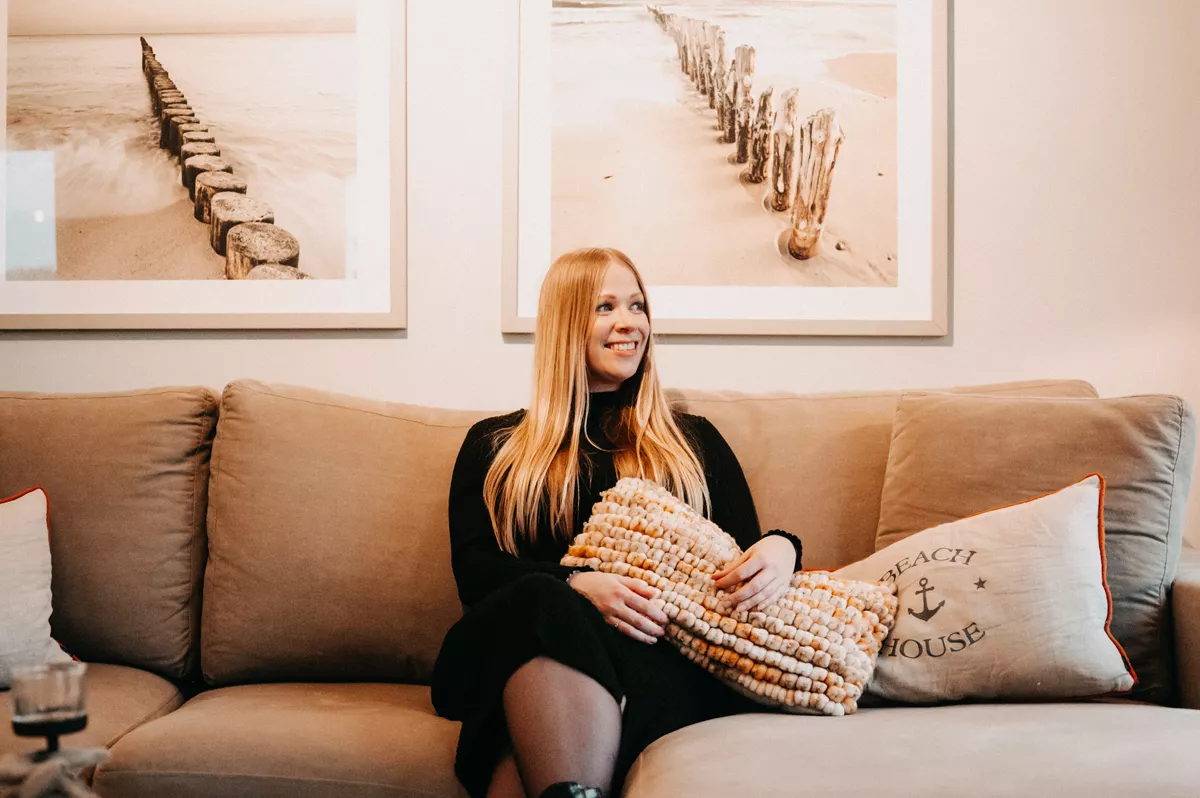 Sylt bei Regen: Finja auf dem Sofa in der Unterkunft