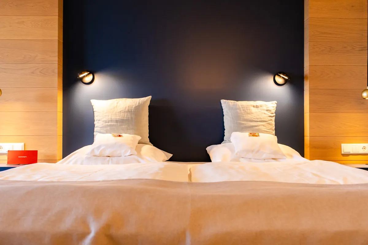 Hotel Rungholt in Kampen auf Sylt: Bett im Studio