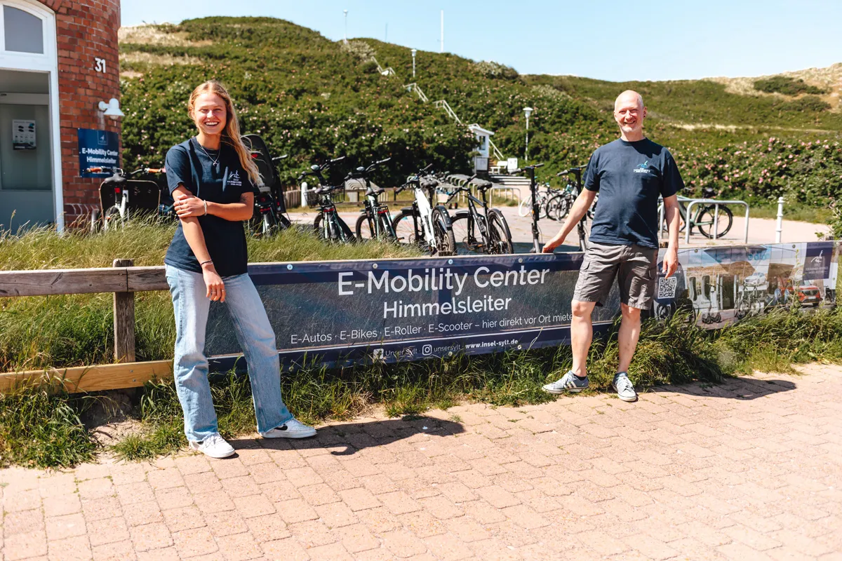 Frühsommertag auf Sylt: Das Team des E-Mobility Centers an der Himmelsleiter in Westerland auf Sylt