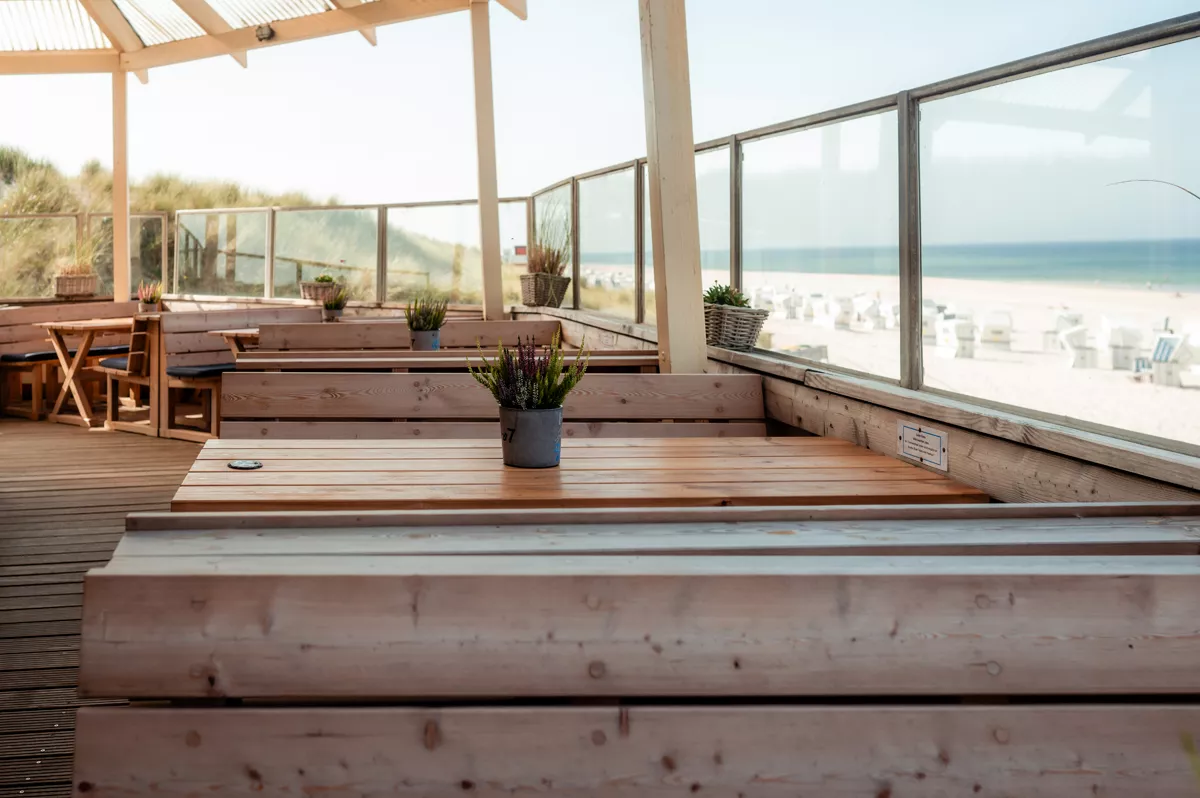 Terrase von Strandrestaurant Kaamps7 in Kampen auf Sylt