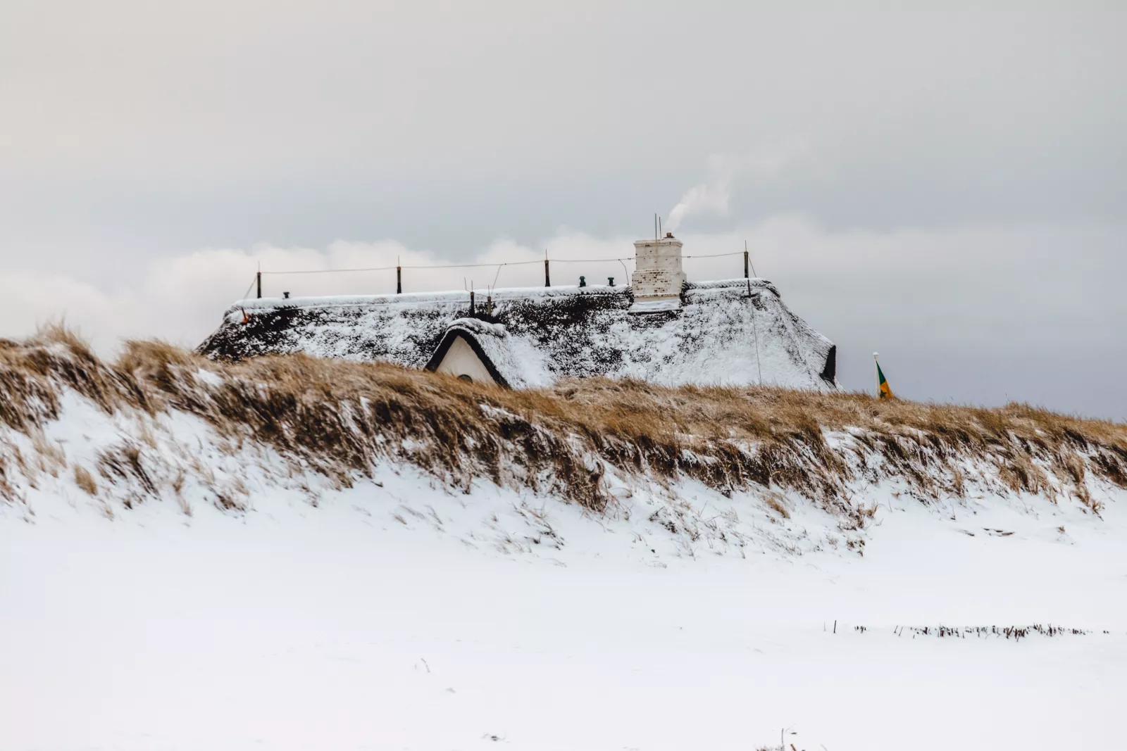 Haus Kliffende in Kampen auf Sylt hinter der verschneiten Düne