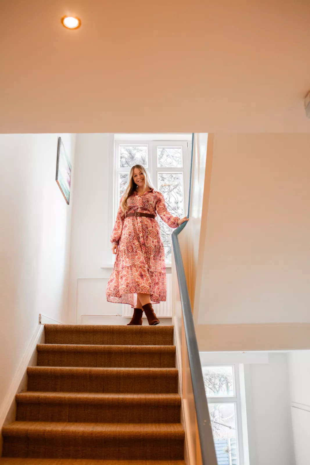 Finja auf Treppe in der Villa Klasen