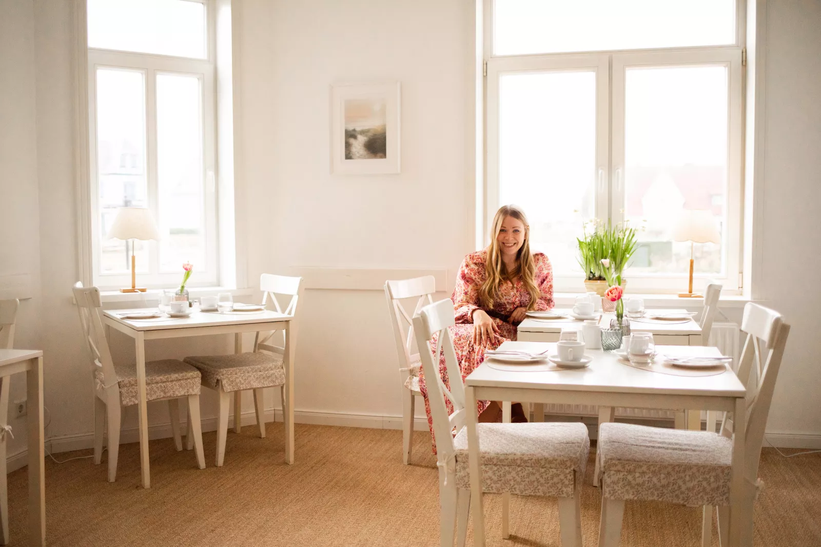 Finja im Frühstücksraum in der Villa Klasen