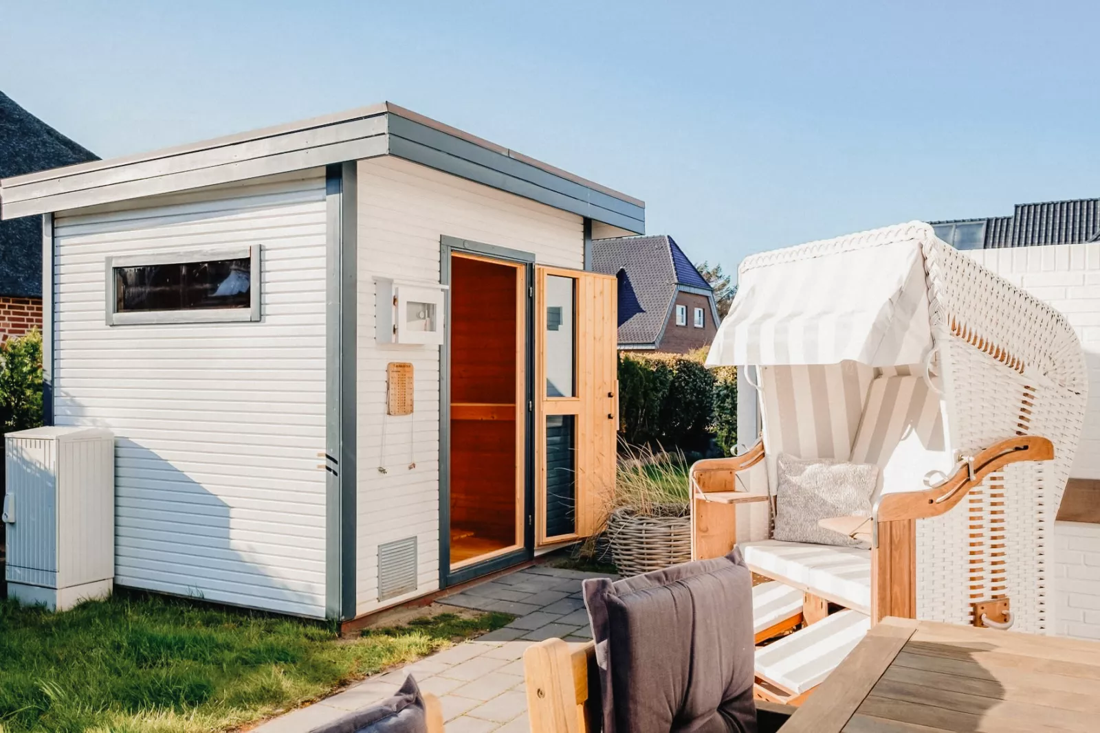 Witthüs Westerland: Gartensauna und Terrasse von Apartment Seeschwalbe