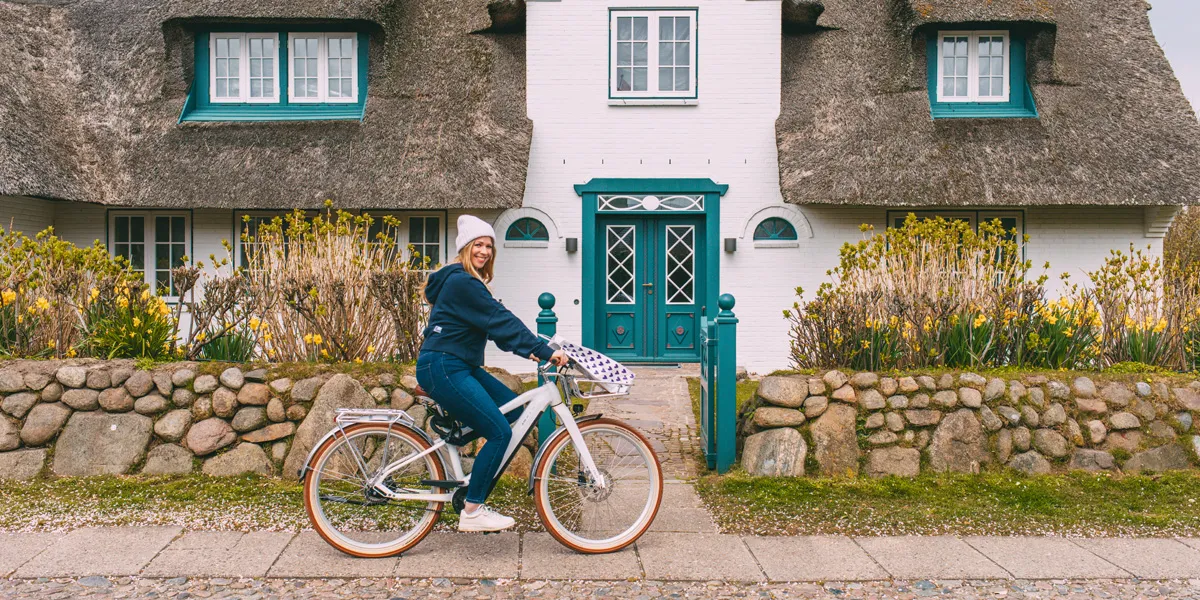 Sylt im Frühling: Sylt Fräulein auf dem Fahrrad in Keitum