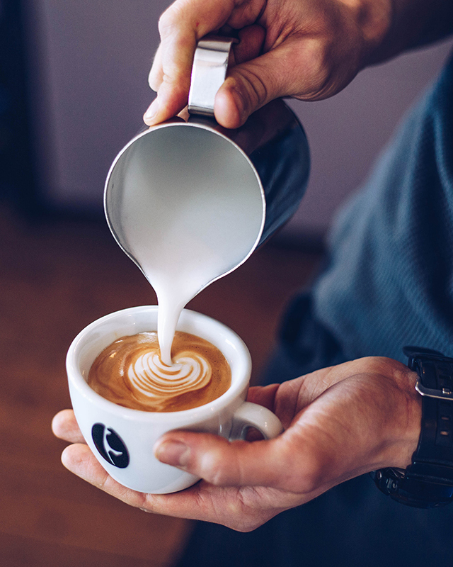 Entdecke die Kaffeerösterei Sylt in Rantum: frisch geröstete Kaffeespezialitäten und hausgemachte Kuchen