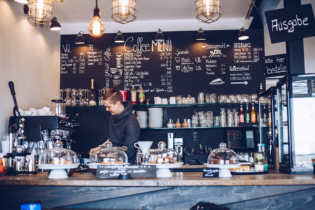 Entdecke die Kaffeerösterei Sylt in Rantum: frisch geröstete Kaffeespezialitäten und hausgemachte Kuchen