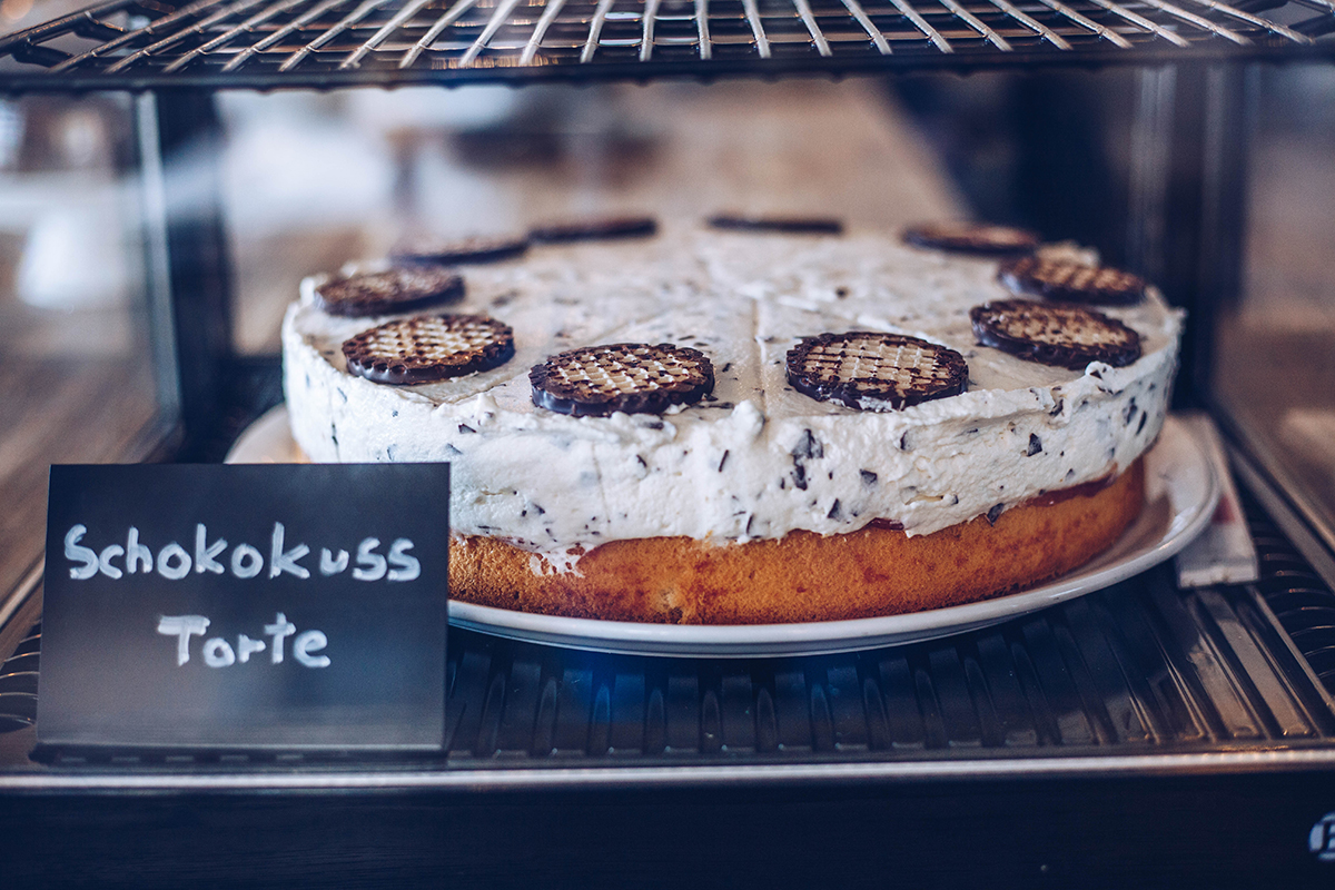 Entdecke die Kaffeerösterei Sylt in Rantum: frisch geröstete Kaffeespezialitäten und hausgemachte Kuchen