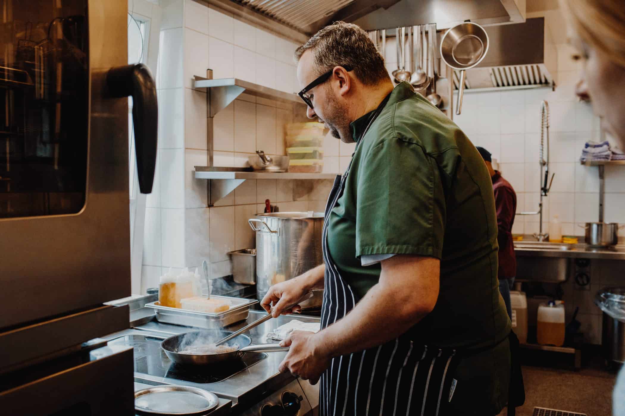 Restaurant & Weinbar Coast: Tobias Evers am Herd in der Küche