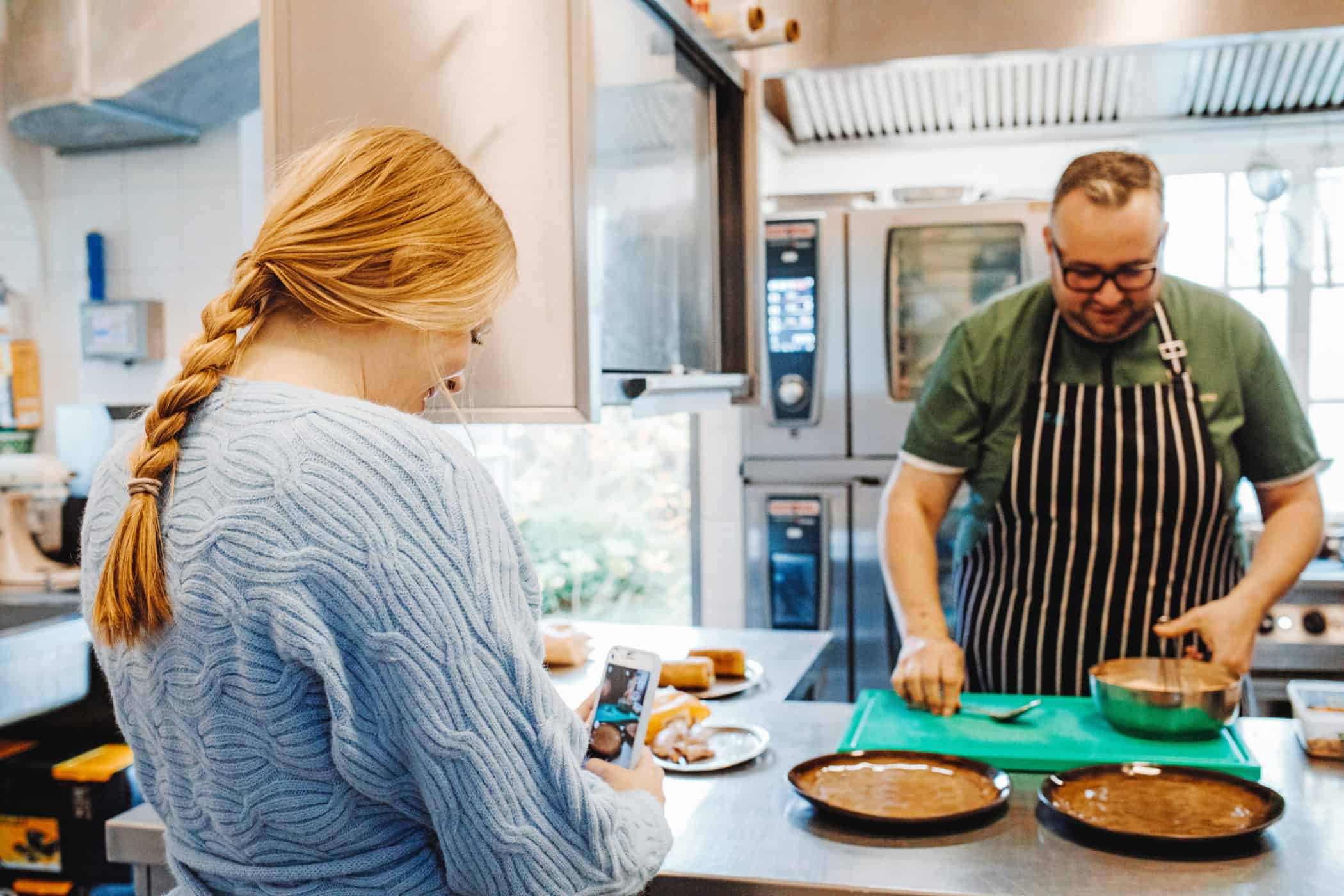 Restaurant & Weinbar Coast Sylt: Finja filmt Tobias beim Kochen