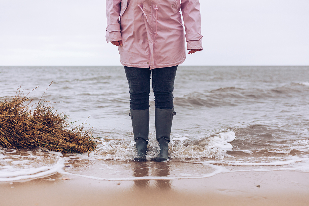 Sylt bei Regen: 1Gummistiefel im Meer