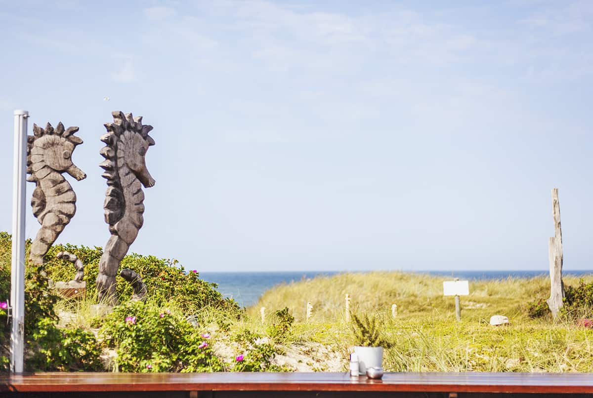 Strandrestaurant Samoa Seepferdchen Holzfiguren Terrasse