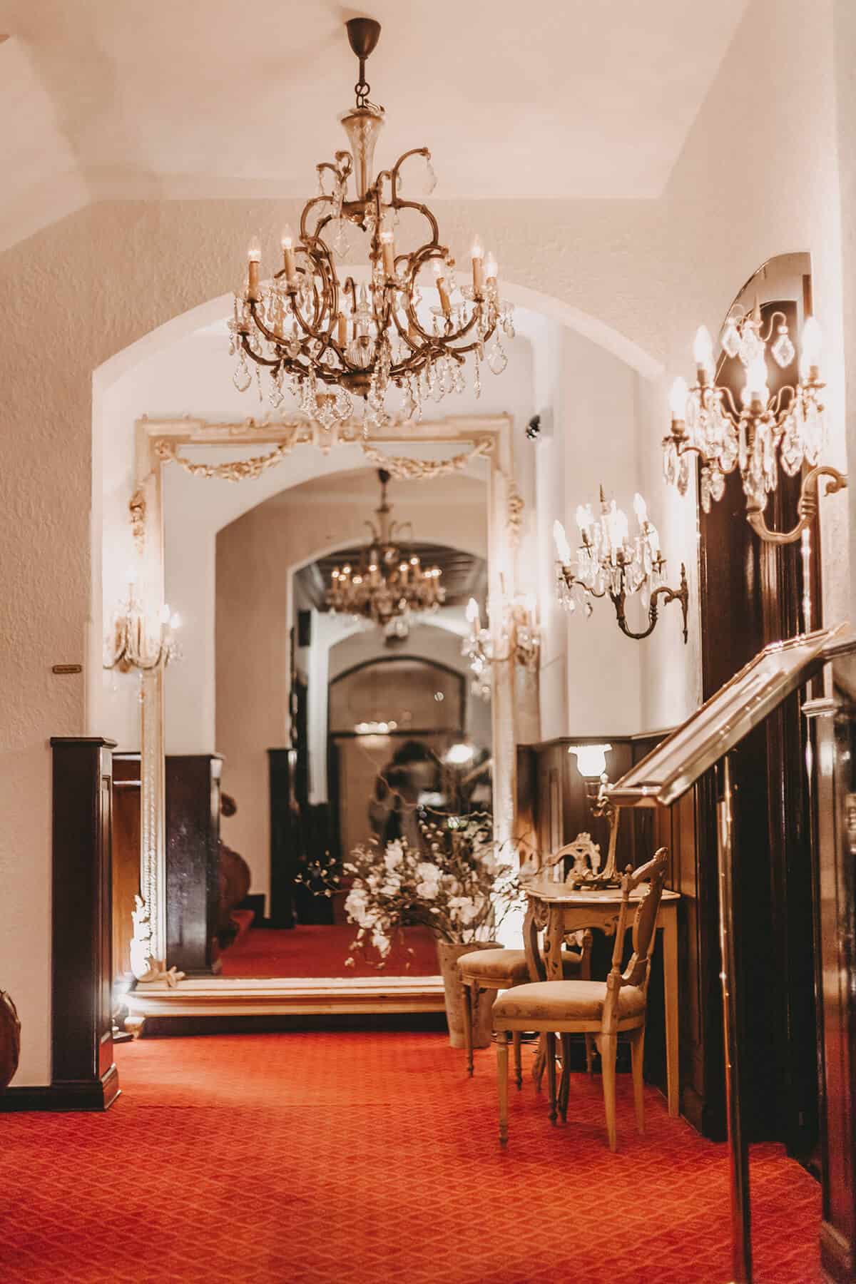 Hotel Miramar Westerland auf Sylt Eingangsbereich Kronleuchter Teppich 