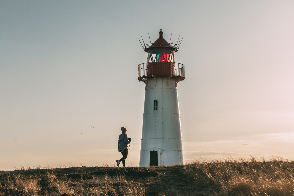 5 Lieblingsplätze & Aussichtspunkte in List auf Sylt: Leuchtturm List-Ost auf Sylt im Sonnenuntergang