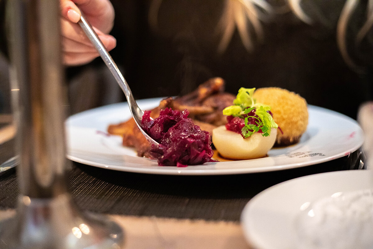 Restaurant Vogelkoje: Regionale Küche Vogelkojenente mit Kirschrotkohl und Kartoffelkloß