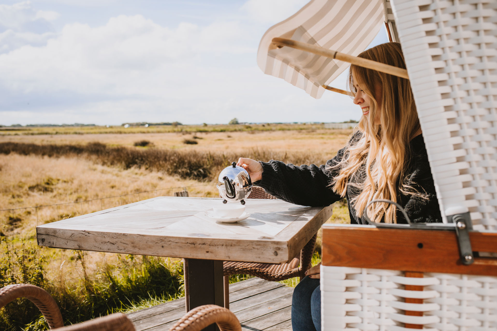 Cafés auf Sylt: Kontorhaus Keitum Terrasse Strandkorb Tee