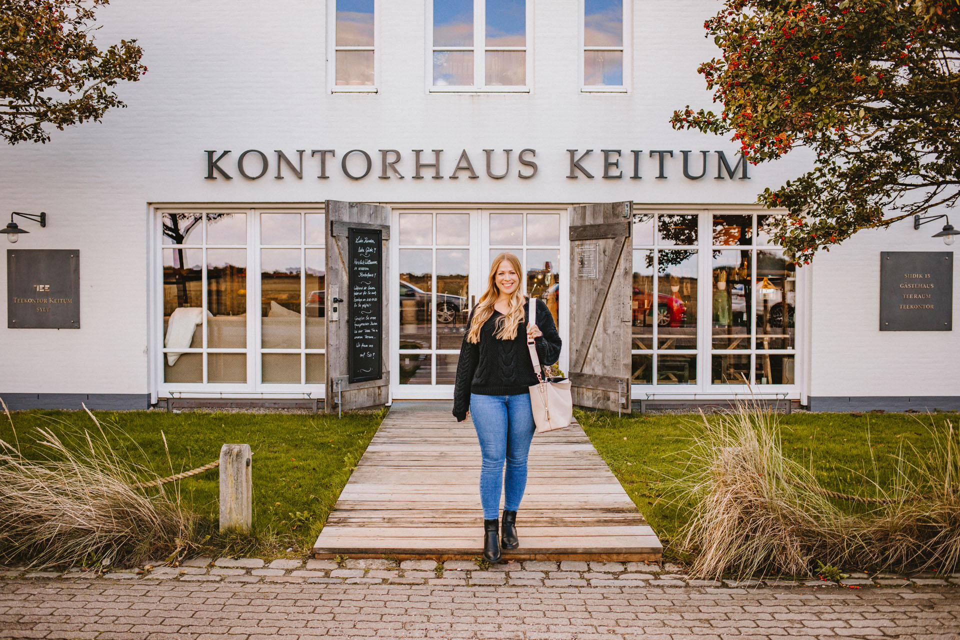 Cafés auf Sylt: Das Kontorhaus Keitum mit Eingangsbereich