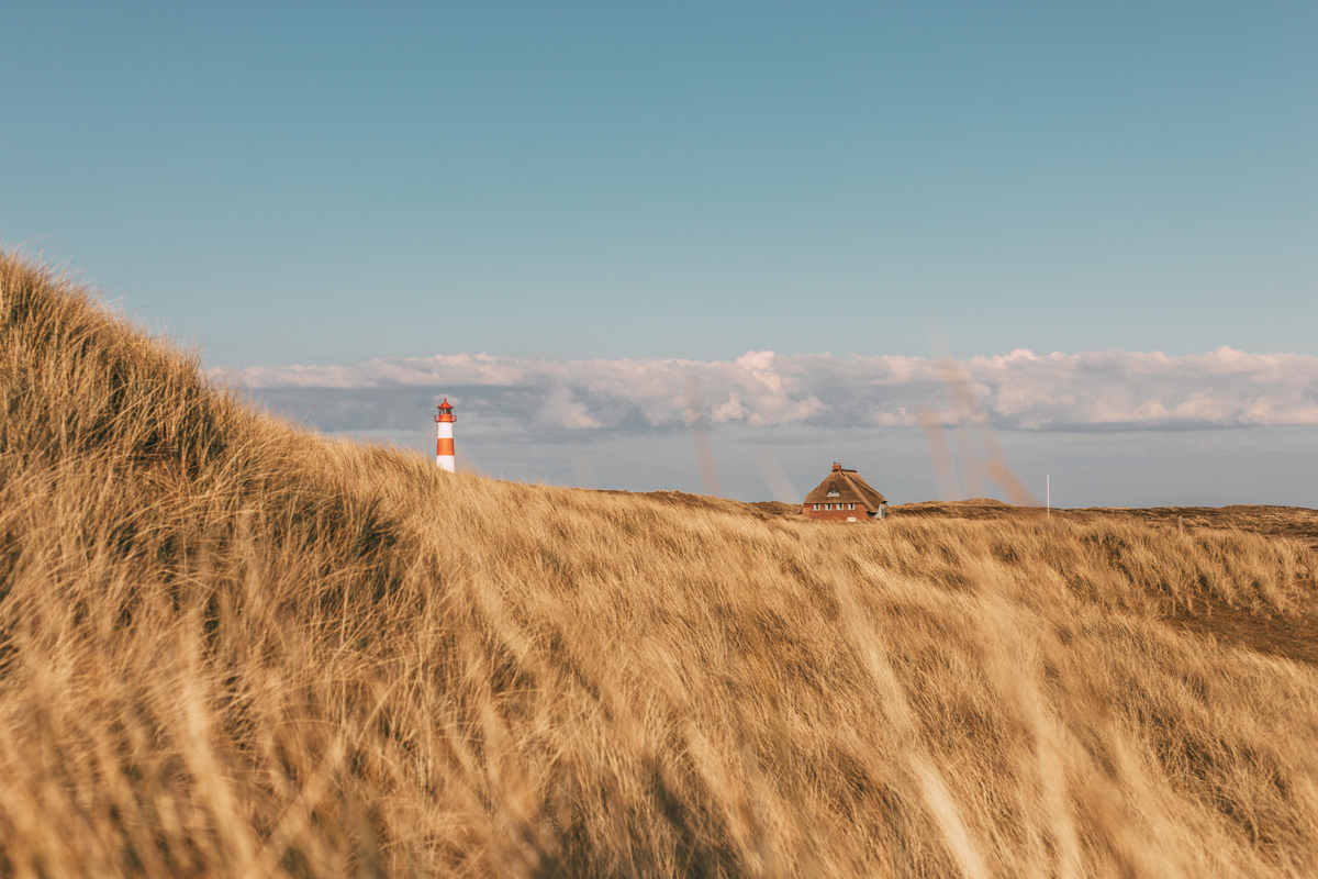 Leuchttürme auf Sylt: Leuchtturm List-Ost mit Reetdachhaus