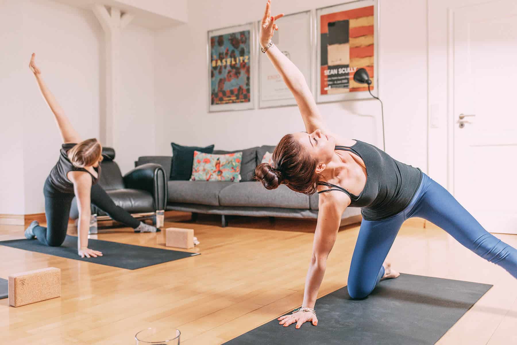 Finja und Lisa machen Yoga