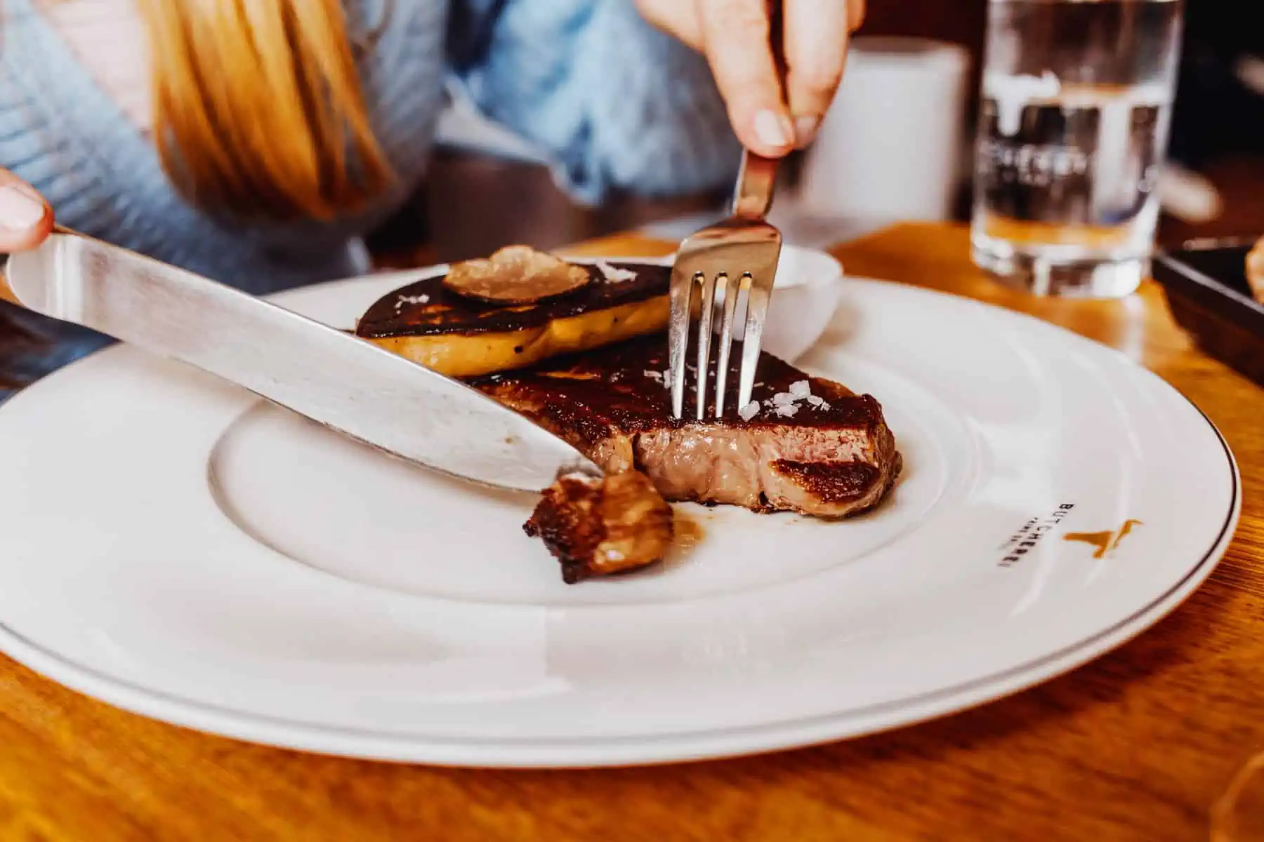 Butcherei Prime Grill: Fleisch geschnitten auf Teller