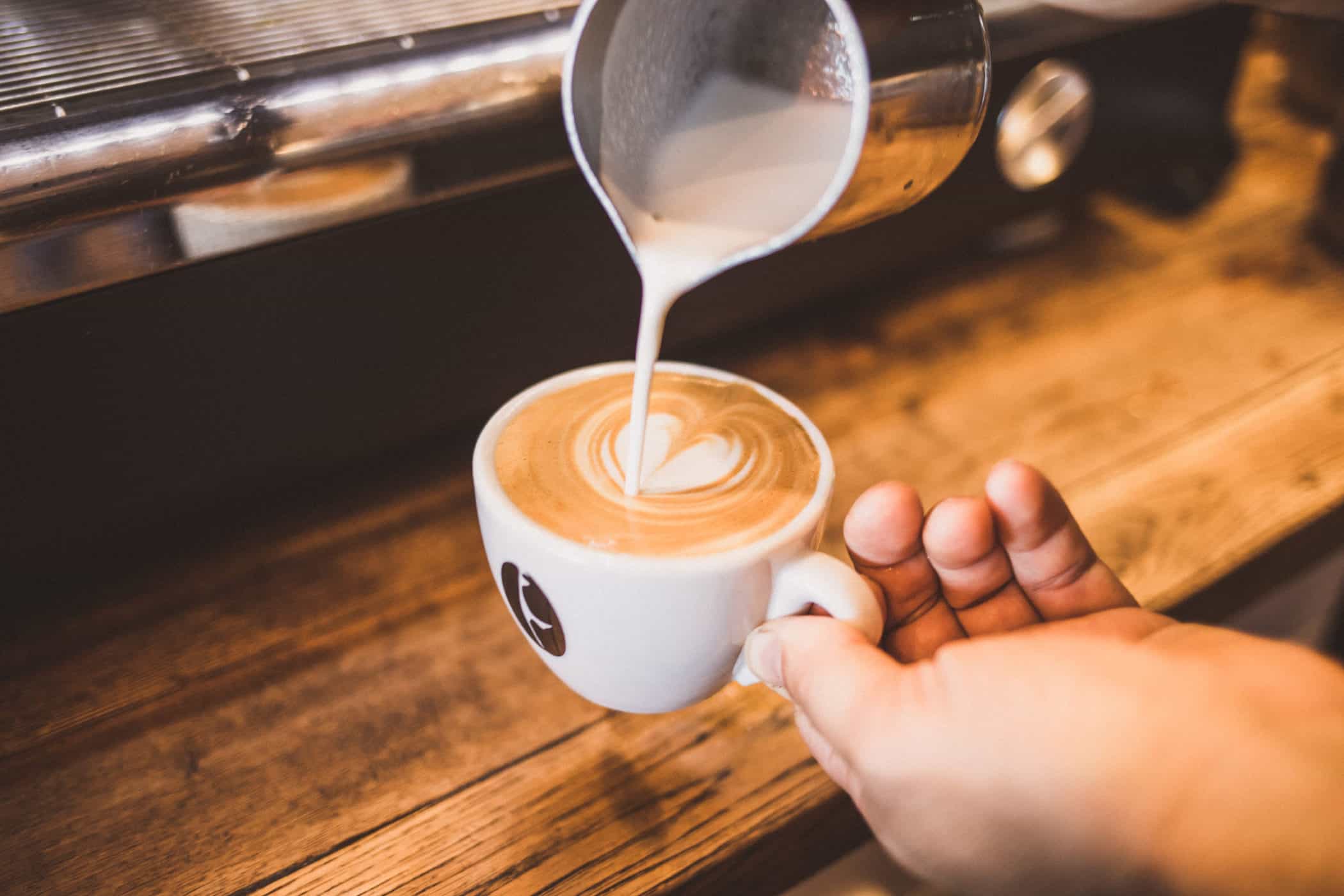 Kaffee trinken auf Sylt: Cappuccino in der Kaffeerösterei