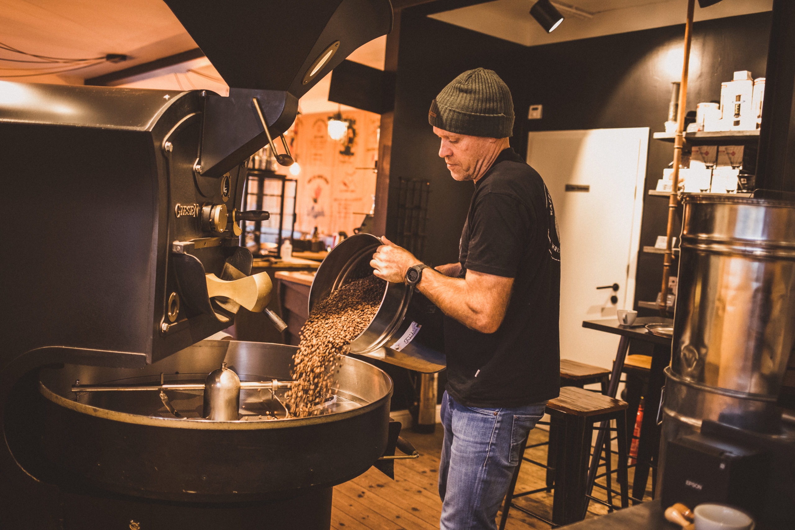 Kaffee trinken auf Sylt: Christian Appel von der Kaffeerösterei beim Rösten 