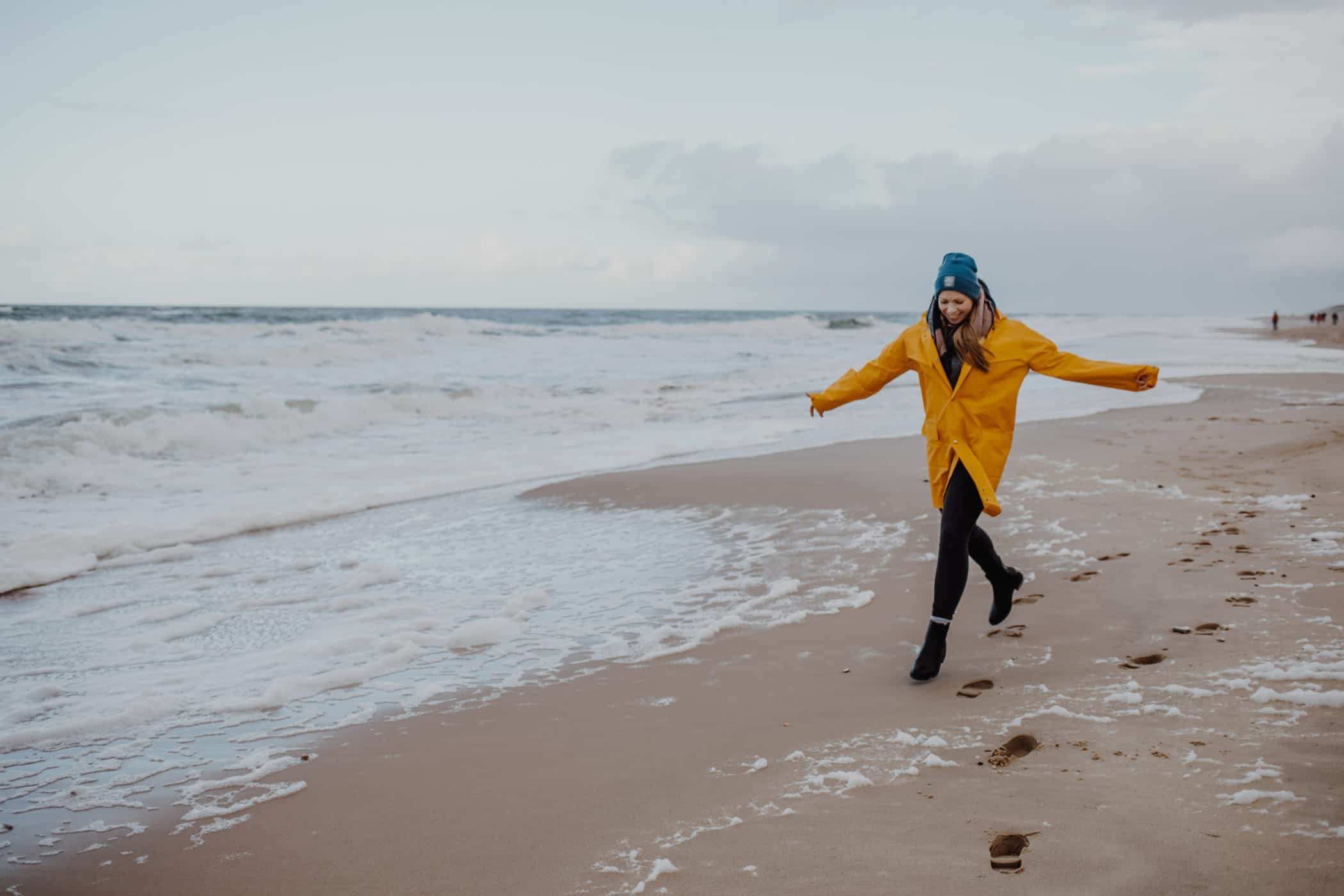 Sylt bei Regen: Gelber Friesennerz am Strand