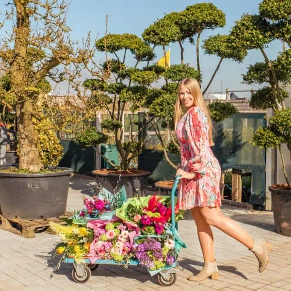 Gartencenter Harms in Keitum: Sylt Fräulein Finja mit Blumensträußen