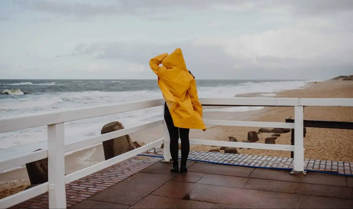 Sylt bei Regen: Gelbe Regenjacke am Strand