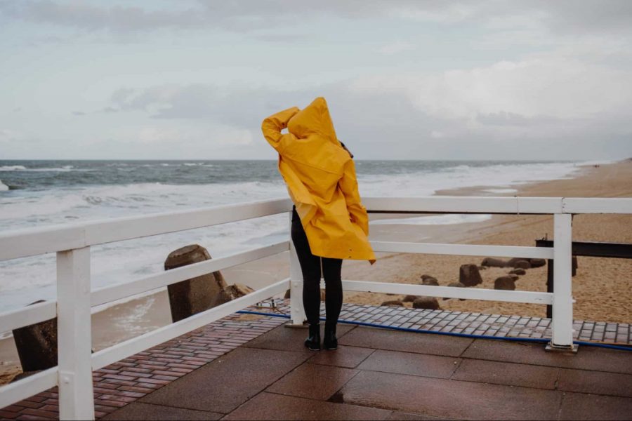 Sylt bei Regen: Gelbe Regenjacke am Strand