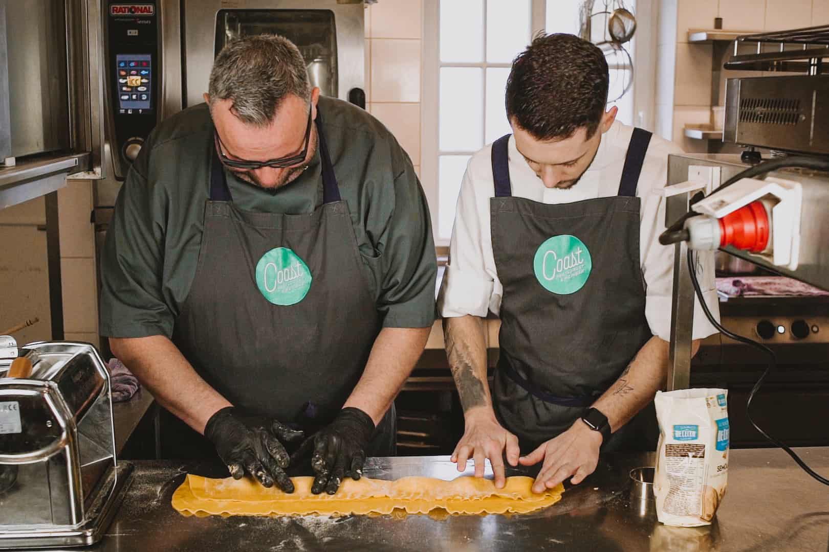 Restaurant Coast Rantum: Tobias Evers und Felix Hirschmüller formen Tortellini