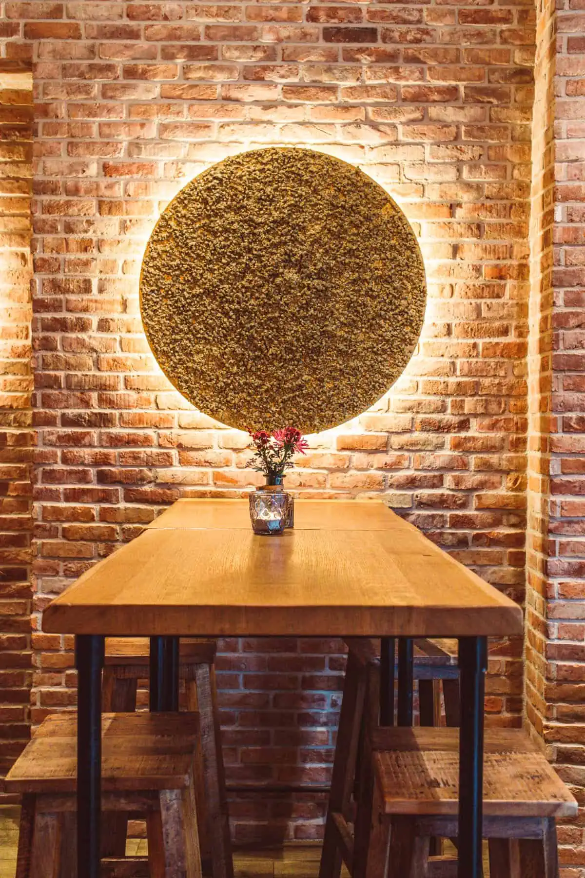 Restaurant #Foodporn in Westerland: Tisch mit Lampe an der Wand