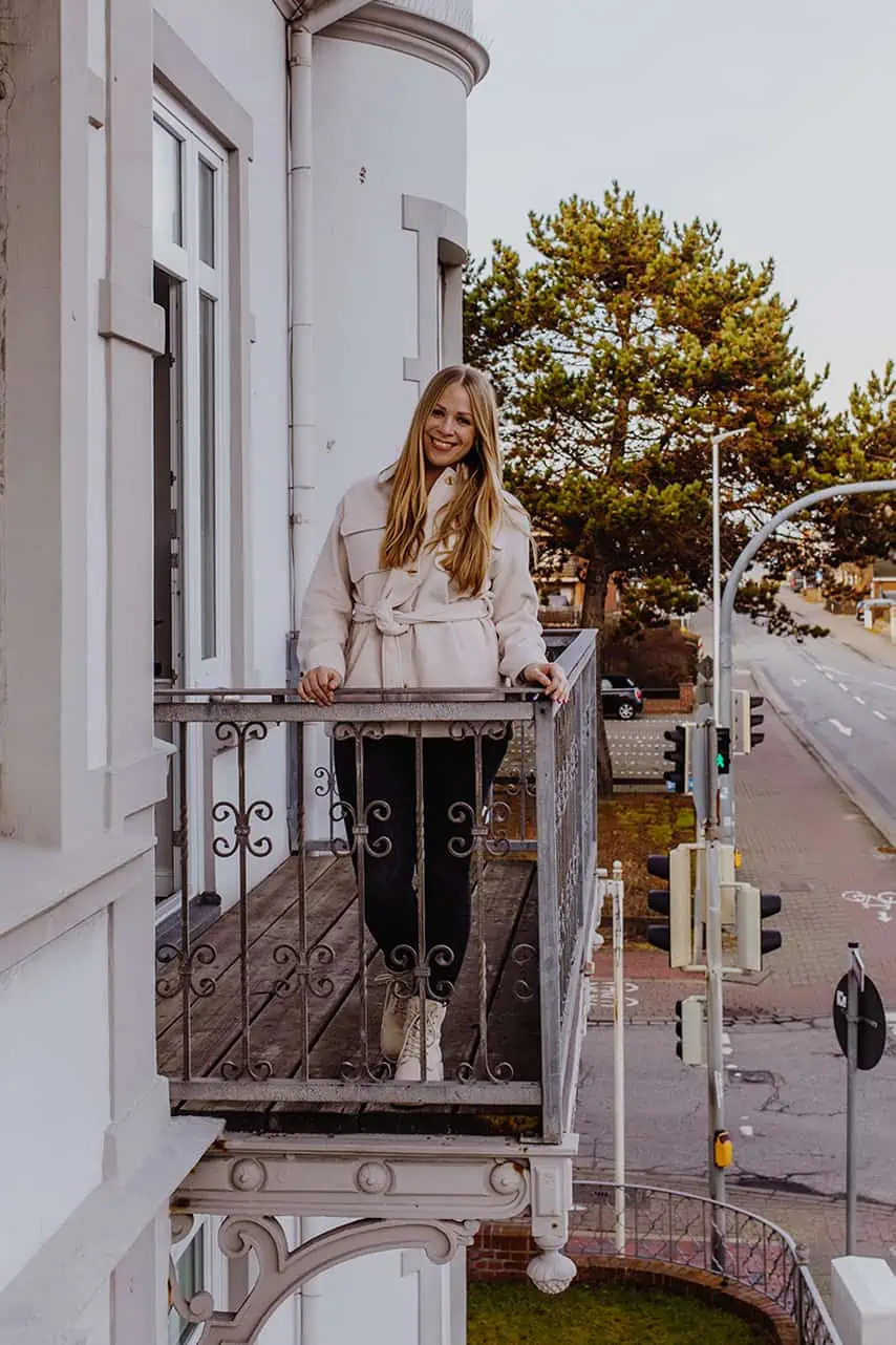 Villa54° Nord Westerland: Finja auf Balkon