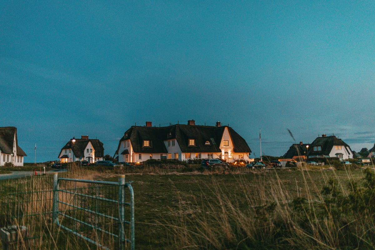 Hotel Alte Strandvogtei von weiter Weg, im Abendlicht