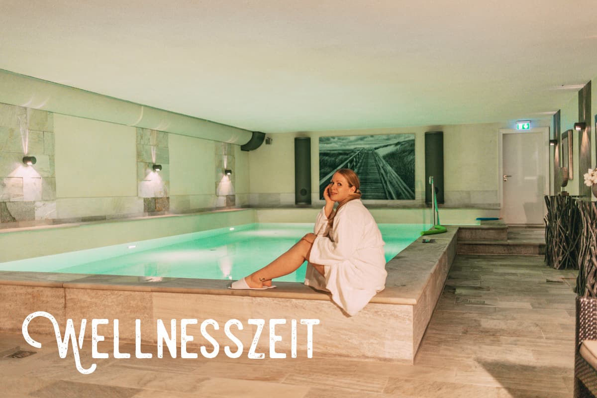 Wellnessbereich, Finja sitzt auf Beckenrand