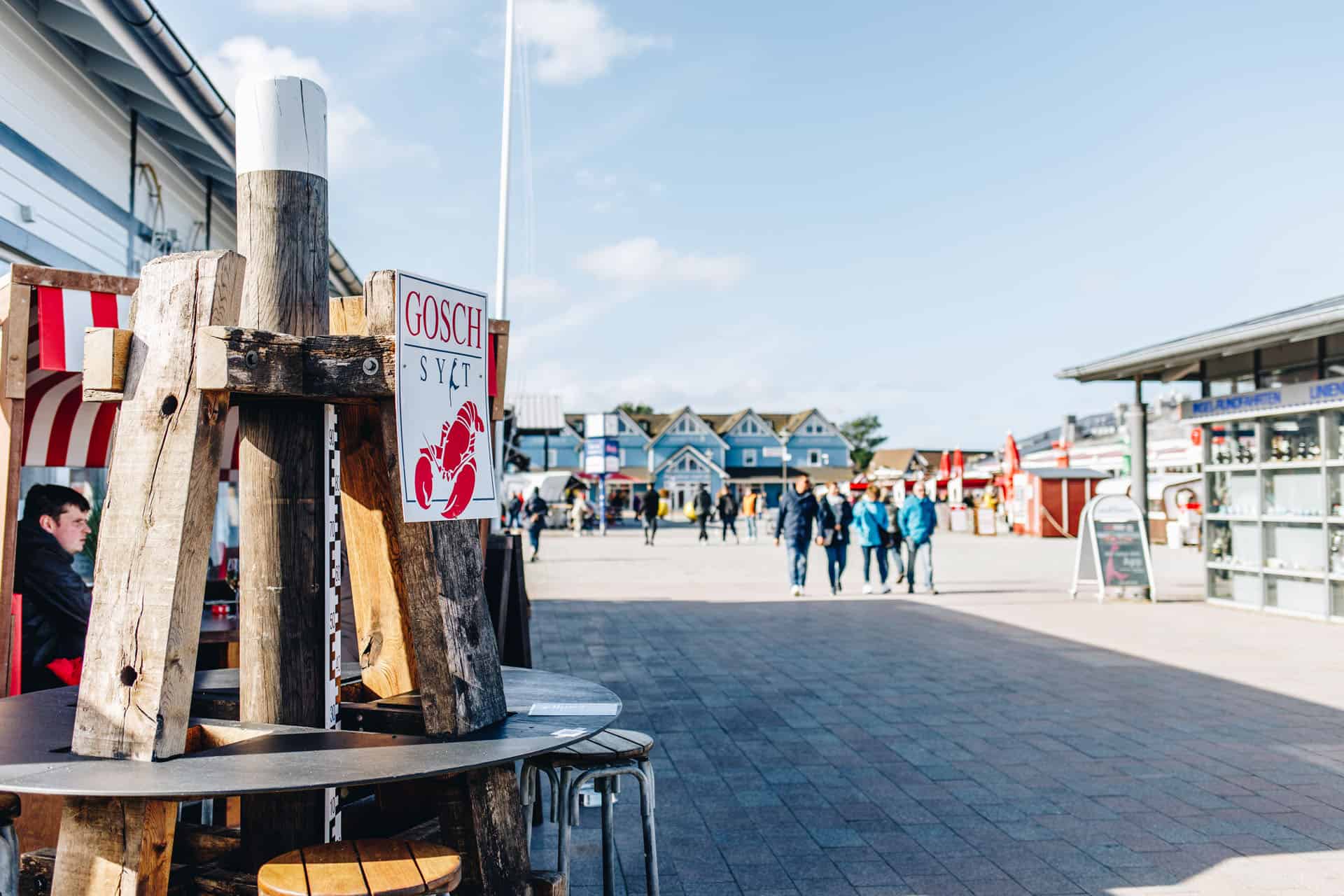 Gosch Schild mit Blick auf Lister Hafen