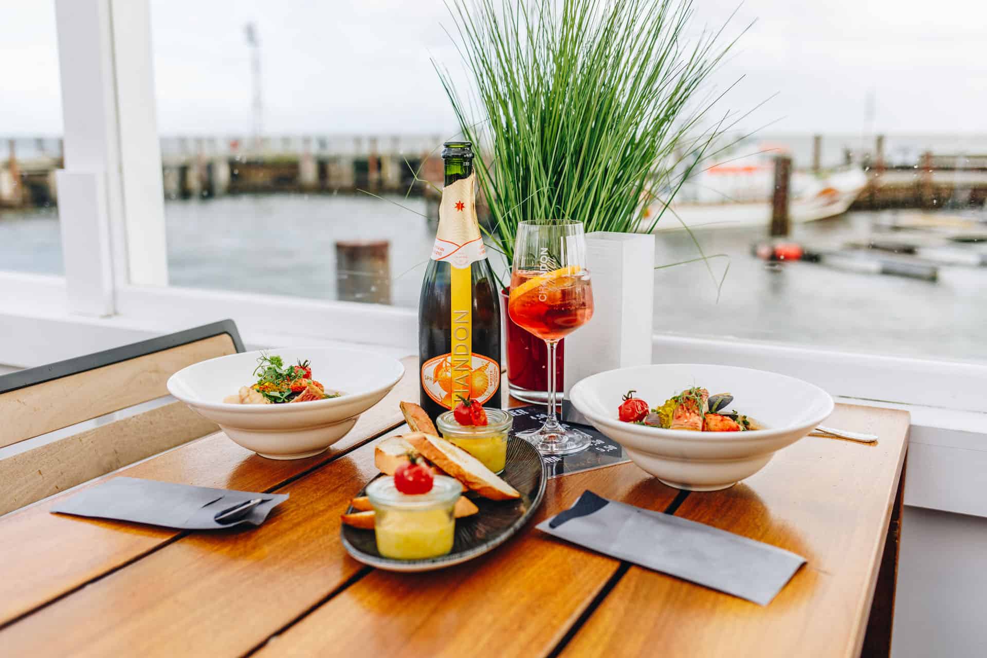 Pier 67: Tisch auf Terrasse mit Suppentellern, Sektflasche und Drink