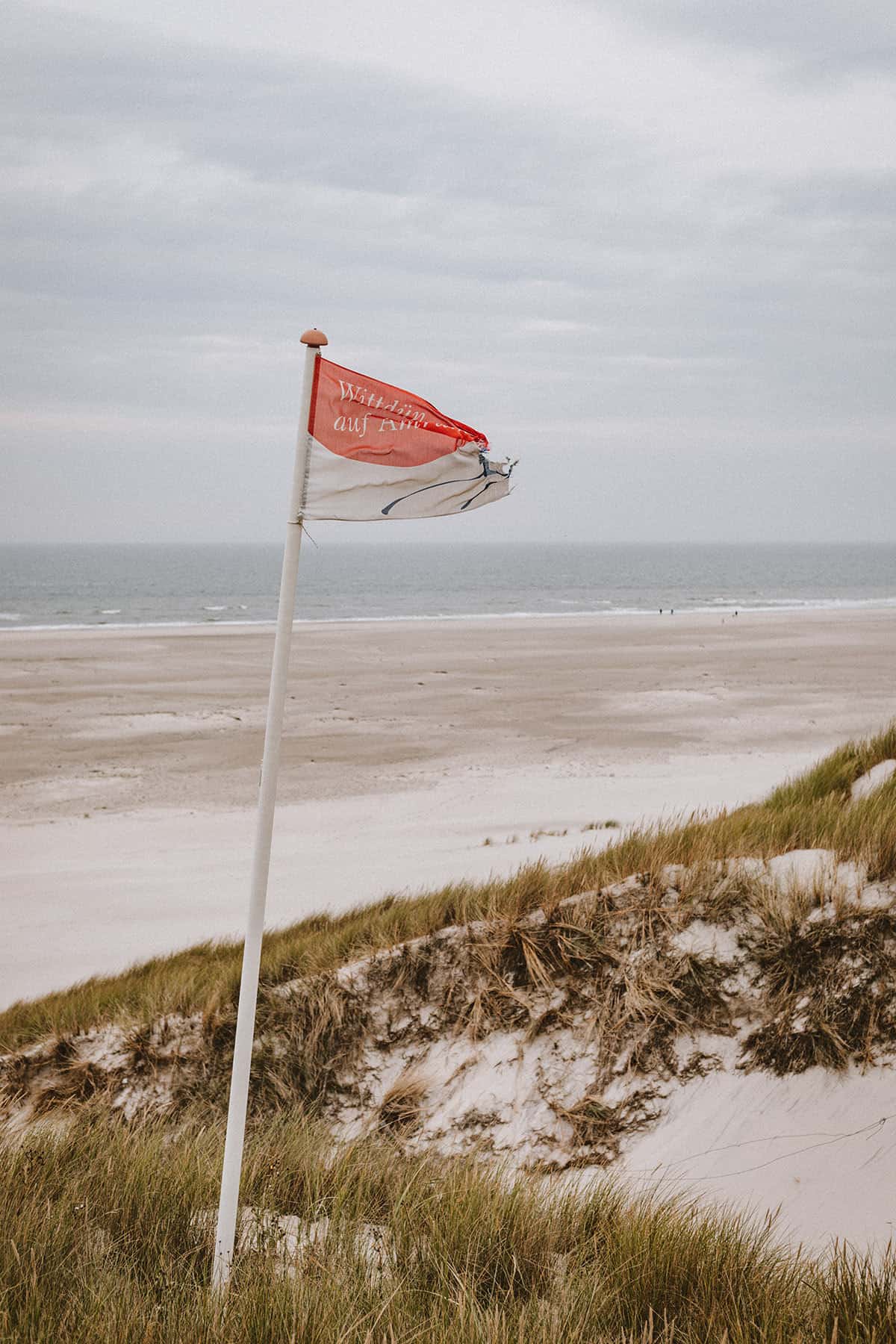 Ein Tagesausflug nach Amrum: Wittdün Strand Flagge