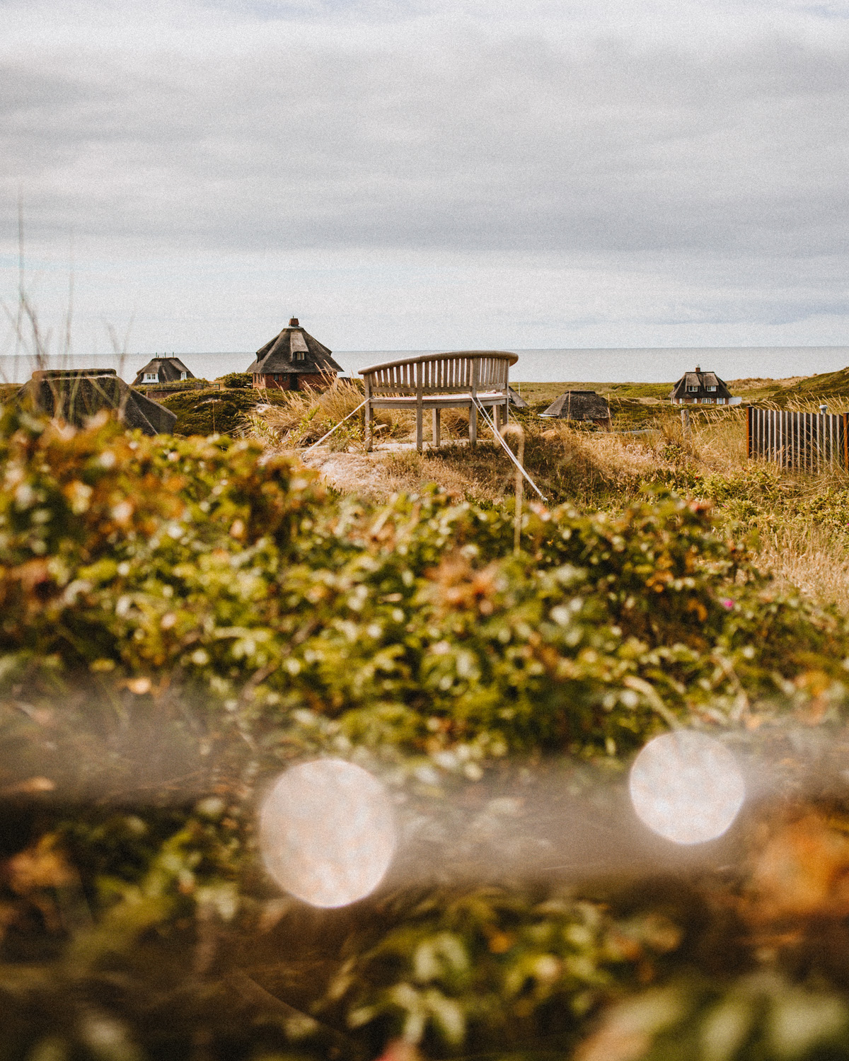 Sylt im Juli 2022: Bank in der Kersig-Siedlung in Hörnum