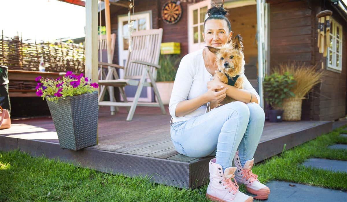 Magdalena mit Chili auf der Terrasse