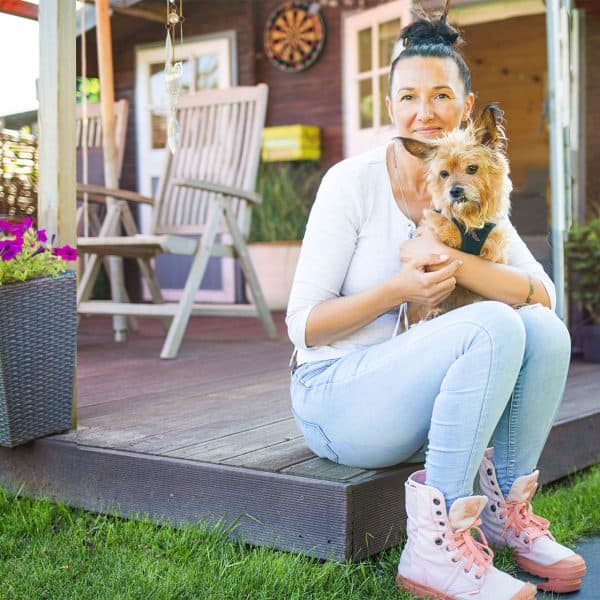 Magdalena mit Chili auf der Terrasse