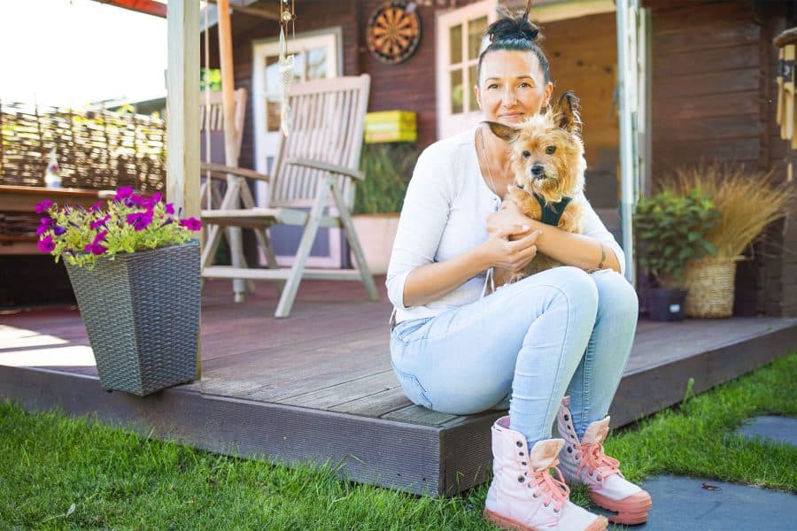 Magdalena mit Chili auf der Terrasse