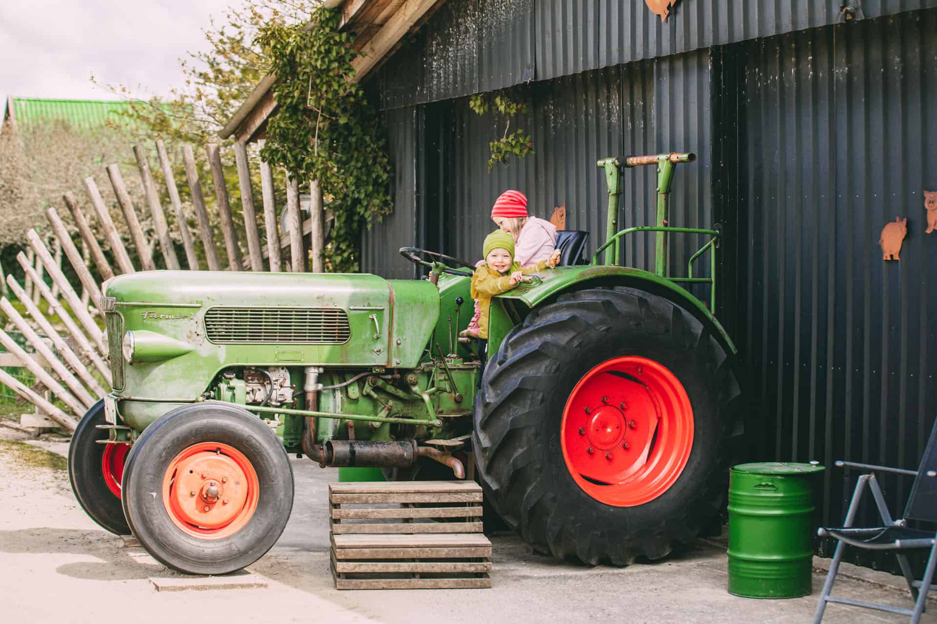 Kinder auf Traktor